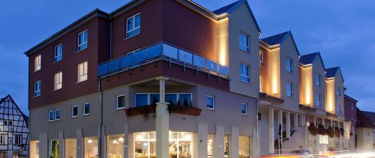 Aussenansicht Weinhotel Kaisergarten bei Blue Hour Stimmung  