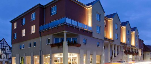 Exterior view of Weinhotel Kaisergarten with Blue Hour atmosphere