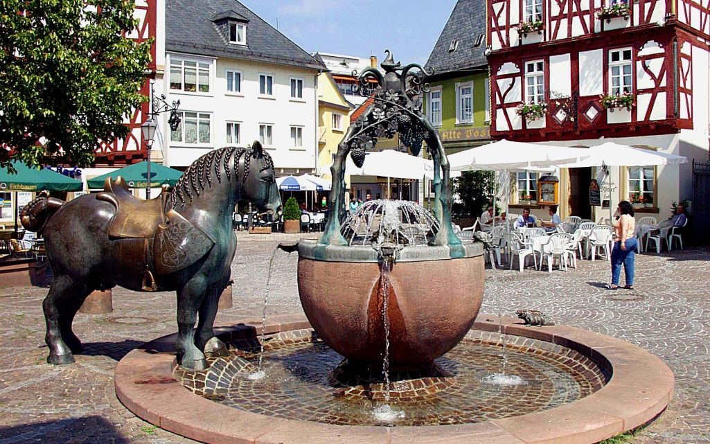 Rossmarkt mit Brunnen und Bronzepferd im Stadtzentrum von Alzey 