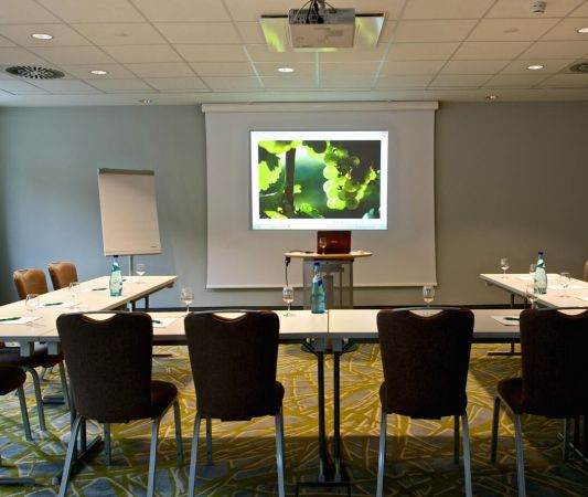 A conference room with seating on the ground floor of the Weinhotel Kaisergarten, featuring a U-shaped table arrangement