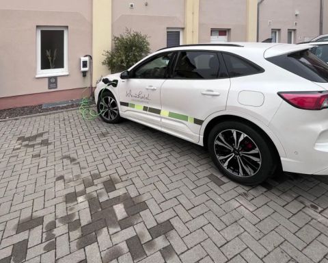 Electric car at the charging station at Weinhotel Kaisergarten