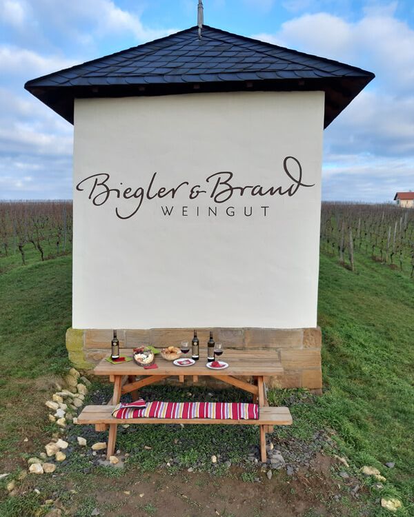 Wingertshaeuschen im Weinberg des Weinguts Biegler & Brand in Alzey in Rheinhessen mit dem Logo des Weinguts