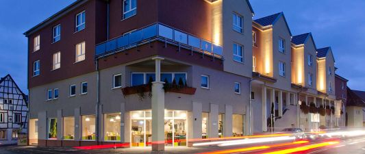 Exterior view of Weinhotel Kaisergarten with Blue Hour atmosphere