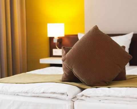 Blick auf das grosszuegige Doppelbett in der Kategorie Auslese im Weinhotel Kaisergarten in Alzey