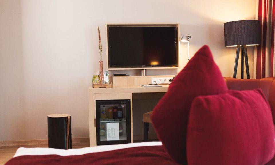 Hotelzimmer der Kategorie Spaetlese im Weinhotel Kaisergarten in Alzey in Rheinhessen mit Blick vom Bett in das Zimmer