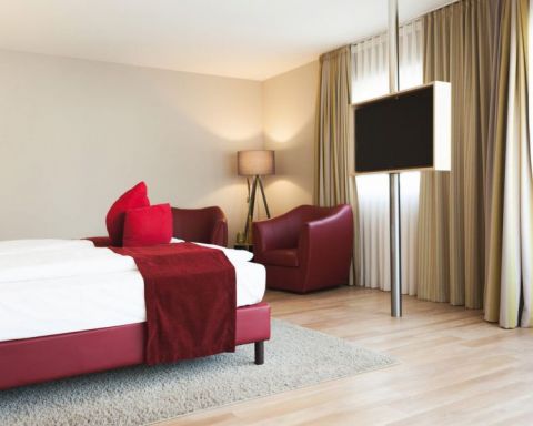 View on the spacious junior suite in the Beerenauslese category at the Weinhotel Kaisergarten in Alzey in Rheinhessen