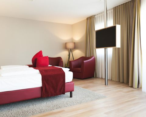 Blick in die grosszuegige Junior Suite der Kategorie Beerenauslese im Weinhotel Kaisergarten Alzey  
