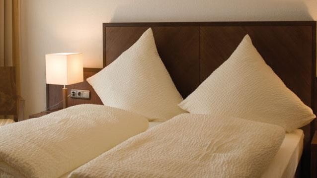 Doppelzimmer im Gaestehaus Birkenhof was die  Dependance des Weinhotel Kaisergarten darstellt hier Blick auf das Doppelbett