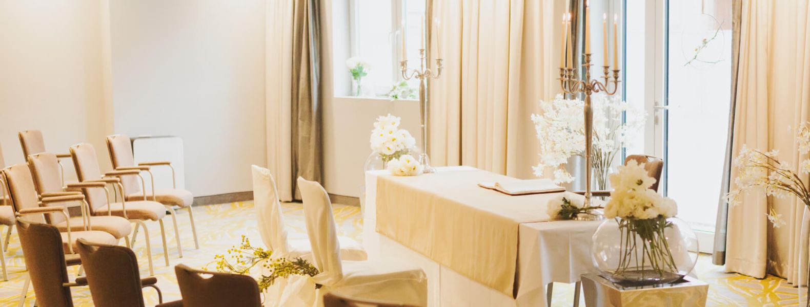 Wedding celebrations at the Weinhotel Kaisergarten in Alzey Set-up for a civil wedding ceremony at the hotel
