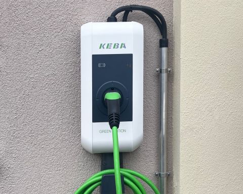 Wallbox charging station for electric vehicles