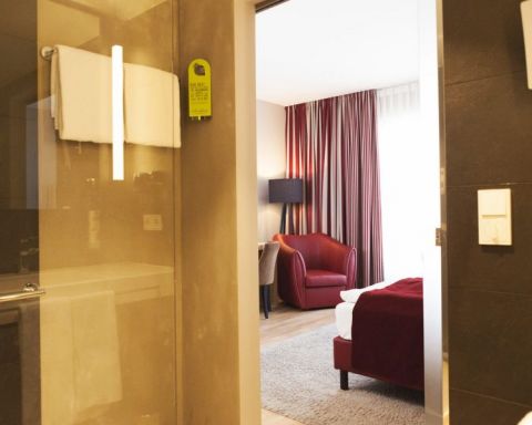 Hotelzimmer der Kategorie Spaetlese im Weinhotel Kaisergarten in Alzey in Rheinhessen mit Blick aus dem Bad in das Zimmer