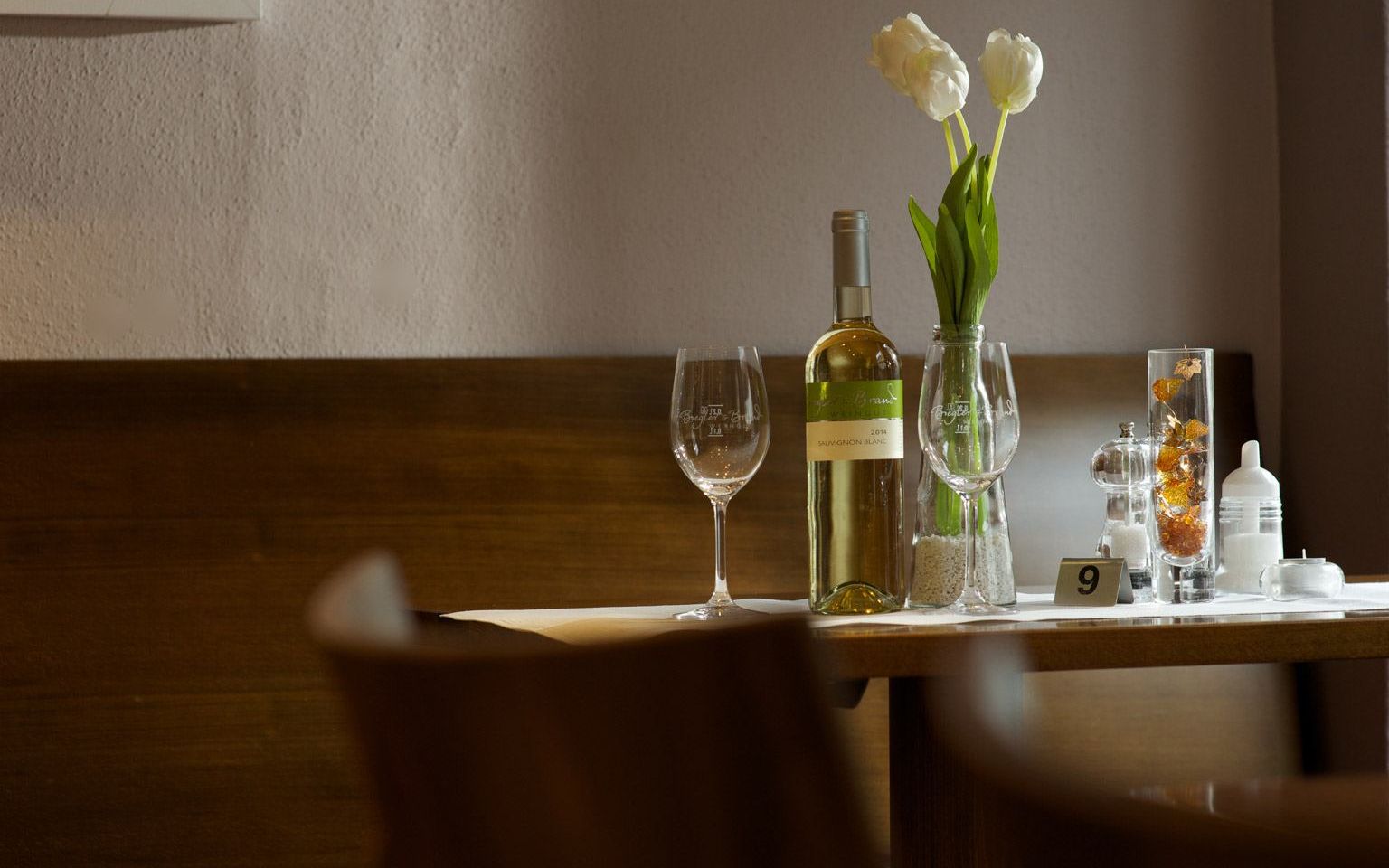 View of tables with floral decorations  in the Weinrestaurant & Vinothek Kaisergarten in Alzey
