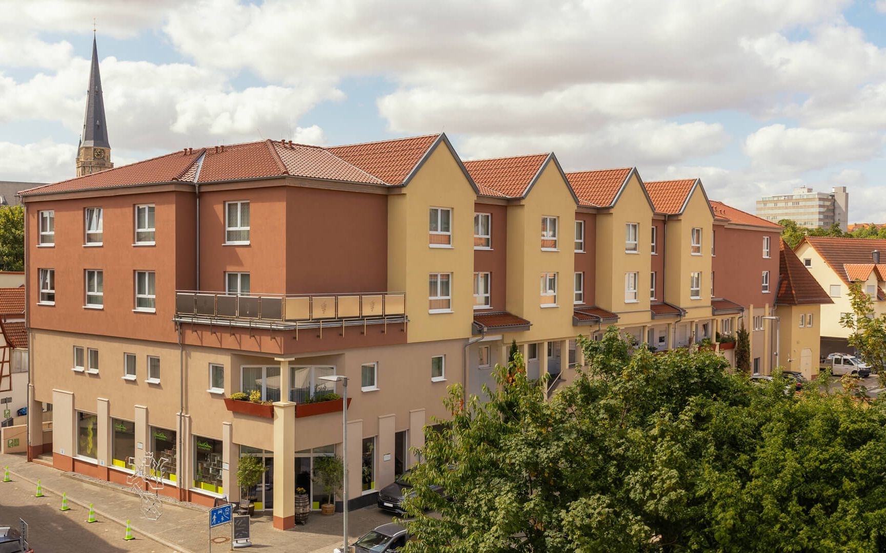 The exterior view of the Kaisergarten Wine Hotel during the day
