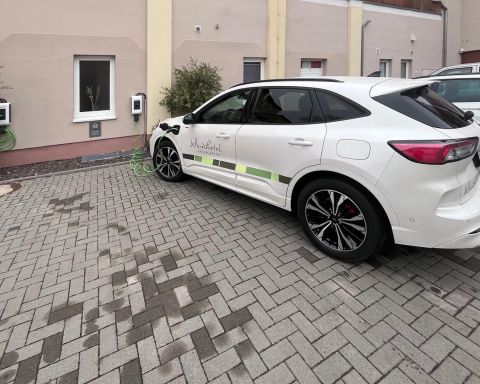 Electric car at the charging station at Weinhotel Kaisergarten