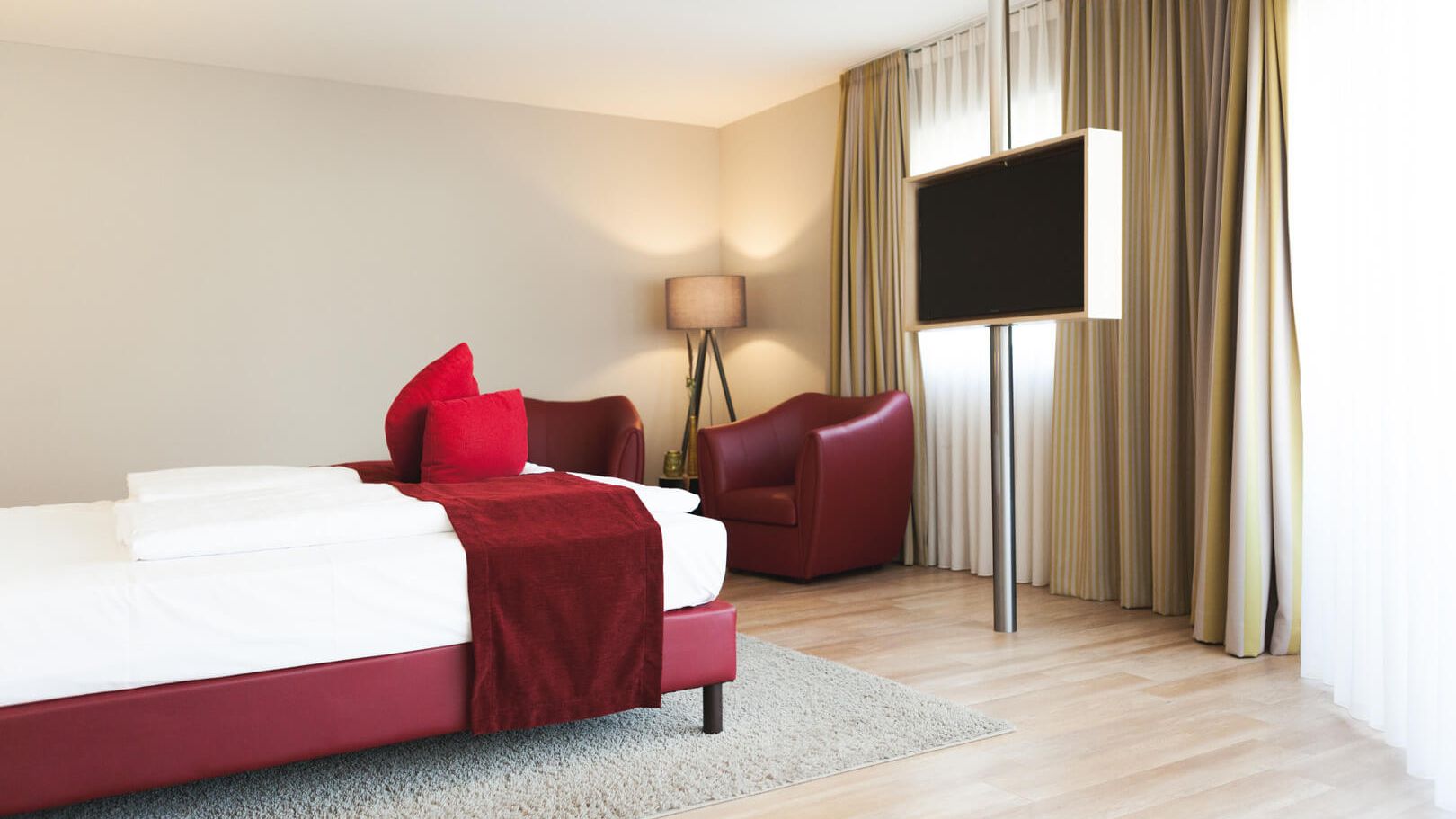 View on the spacious junior suite in the Beerenauslese category at the Weinhotel Kaisergarten in Alzey in Rheinhessen