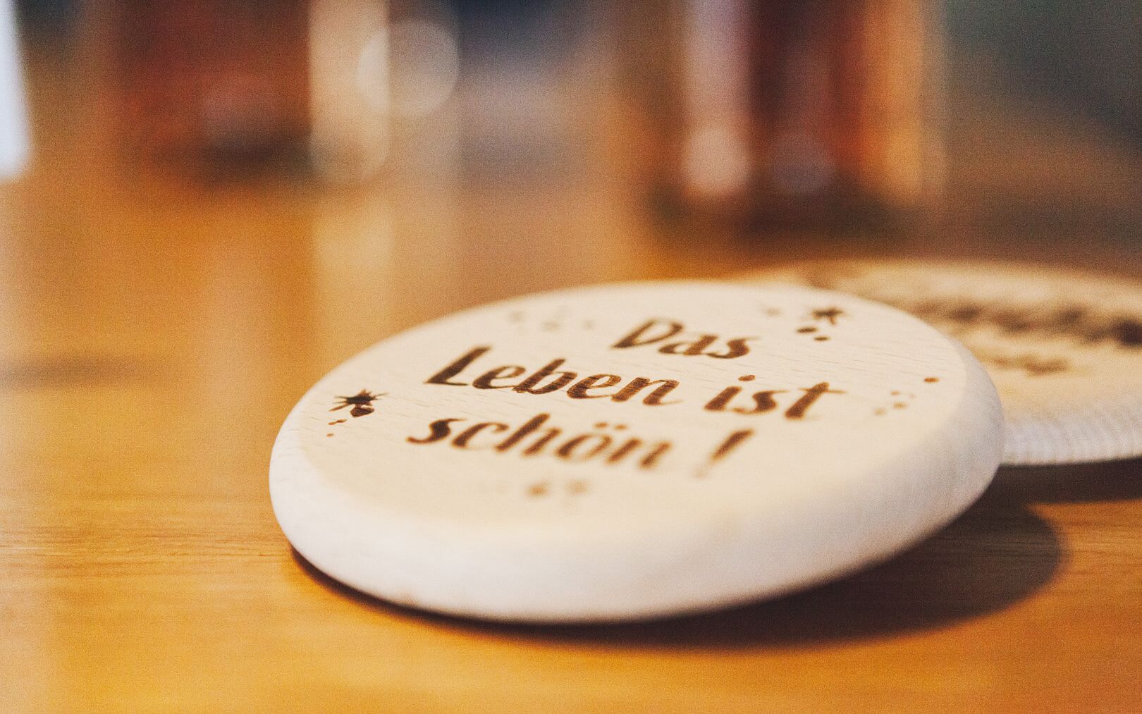 Wooden stickers with the inscription ‘Life is beautiful’
