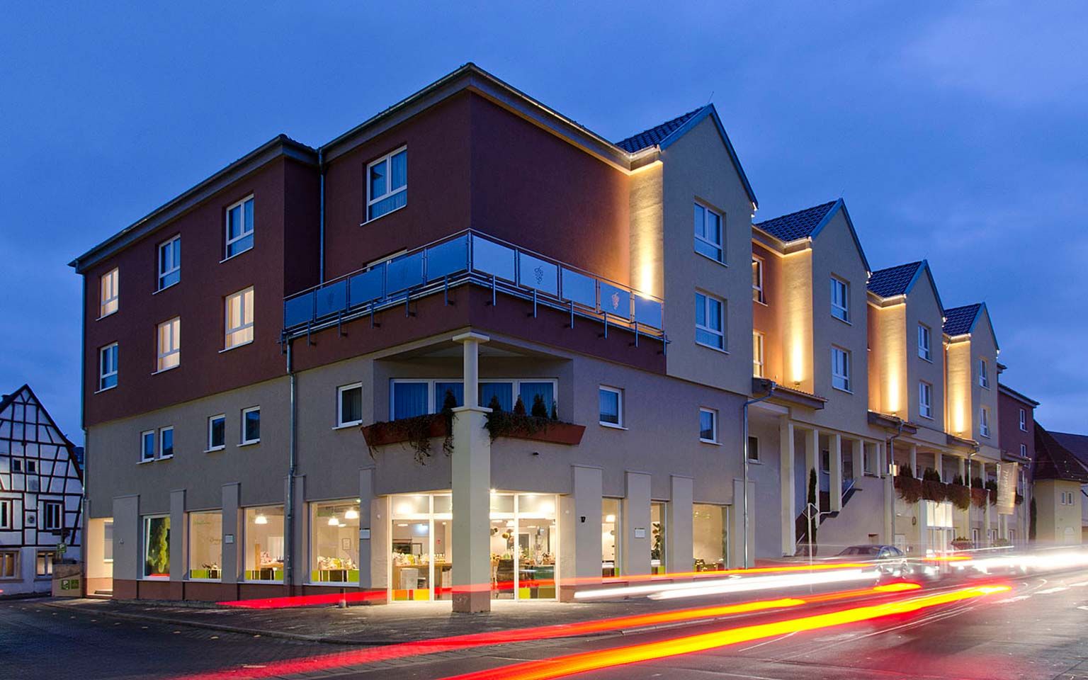 Exterior view of Weinhotel Kaisergarten with Blue Hour atmosphere