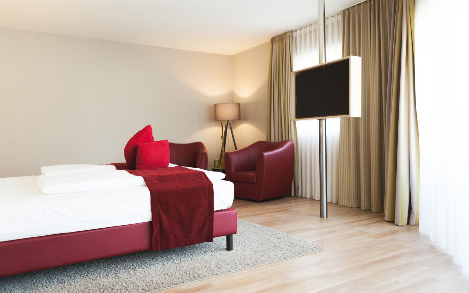 Blick in die grosszuegige Junior Suite der Kategorie Beerenauslese im Weinhotel Kaisergarten Alzey  