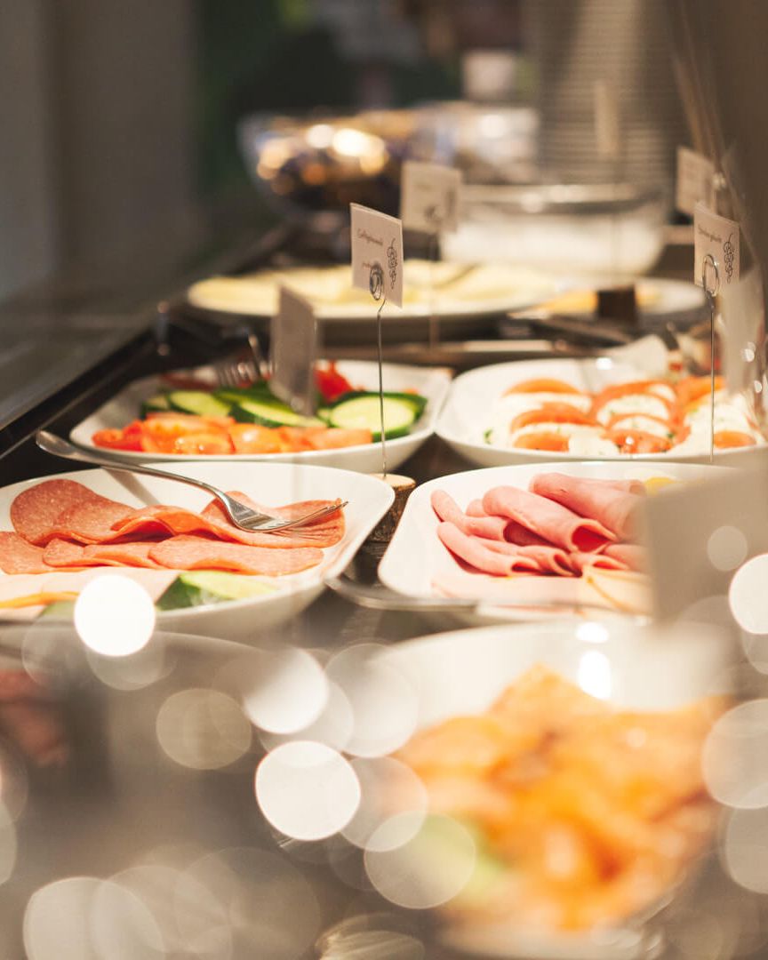 Buntes Fruehstuecksbuffet im Weinhotel Kaisergarten Alzey Wurstplatte Kaeseplatte und diverse Obstsorten