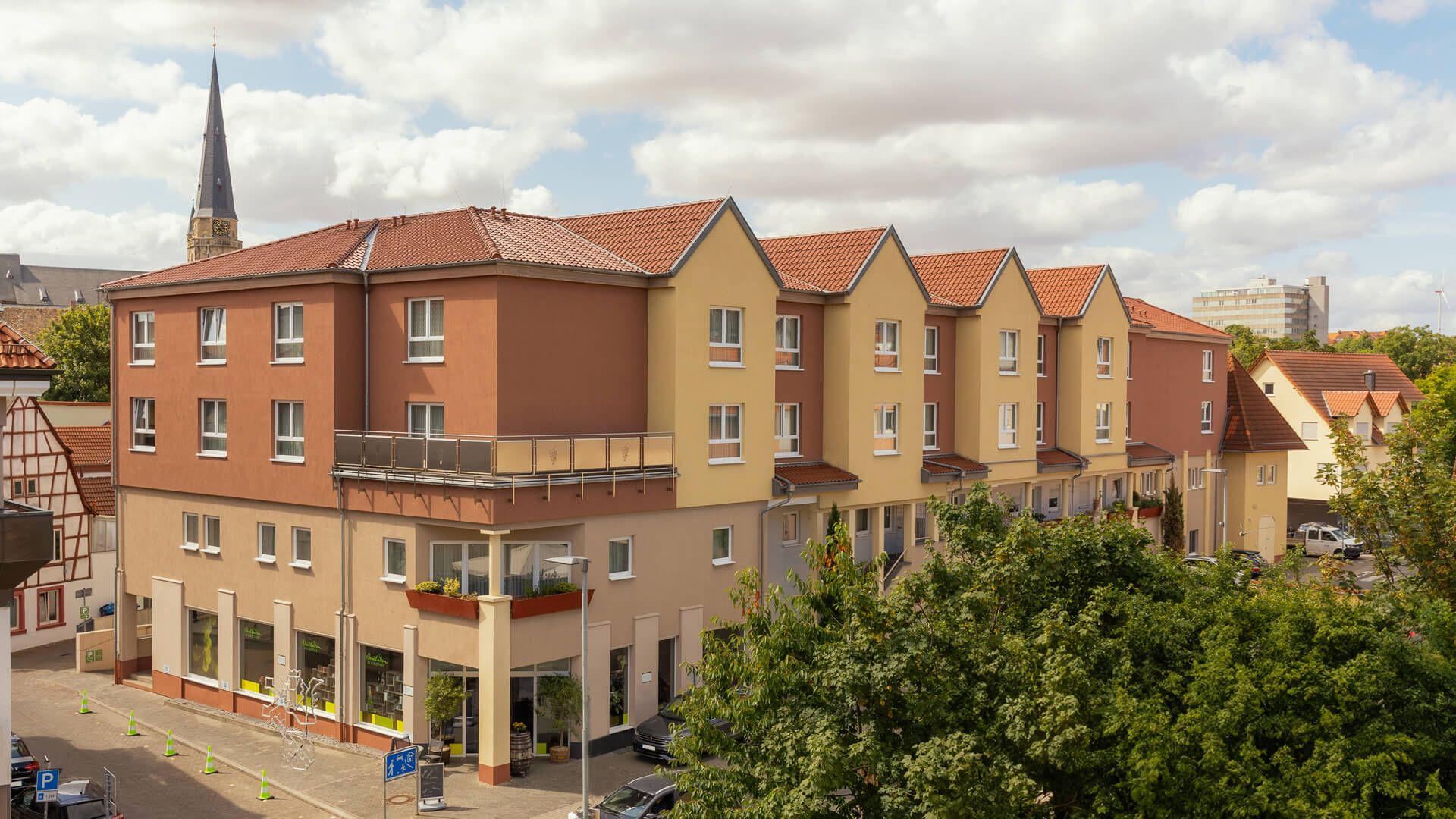 The exterior view of the Kaisergarten Wine Hotel during the day